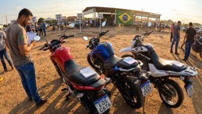 Motos populares Honda CG 160 Yamaha Fazer 250 e Honda Bros em pátio de leilão de veículos no Brasil