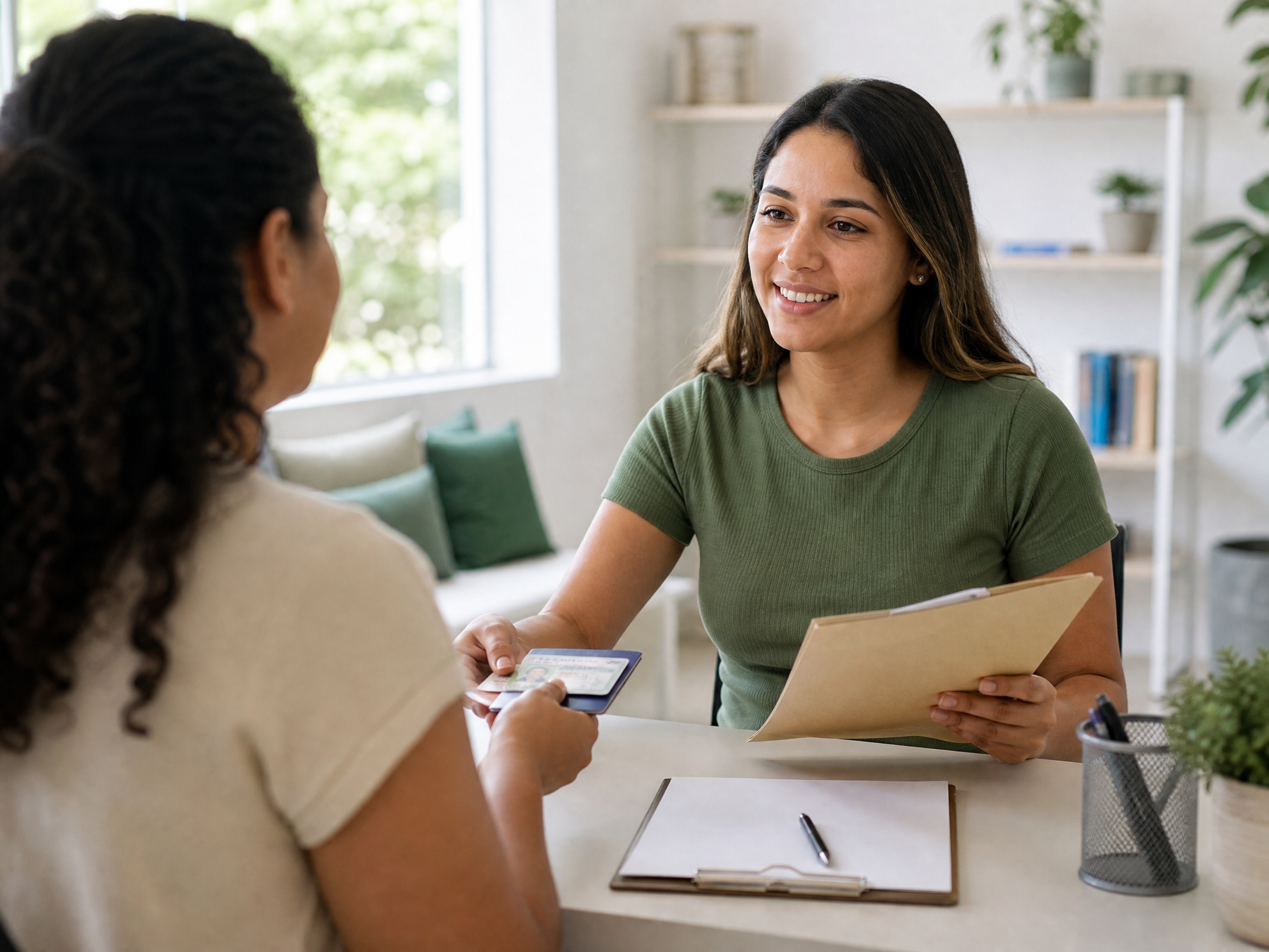 Atendimento de uma jovem em um serviço de assistência social com documentos em mãos